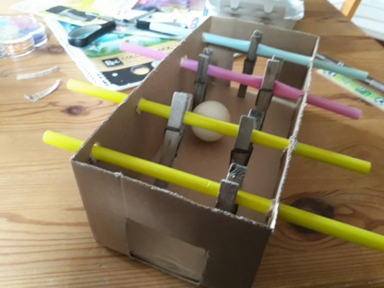Einen einfachen Tischkicker bauen mit einem Pappkarton und Wäscheklammern
